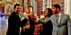Fotos: Rubén Morales // Jorge Ruiz García recibió el sacramento en la pila bautismal.