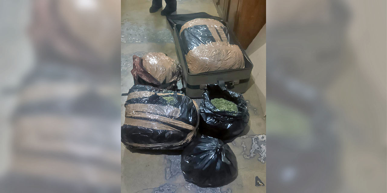Las valijas contenían alrededor de 35 kilogramos de marihuana envueltos en bolsas de plástico.