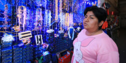 Foto: Adrián Gaytán // Las comerciantes esperan que conforme avance diciembre repunten las ventas de artículos navideños.