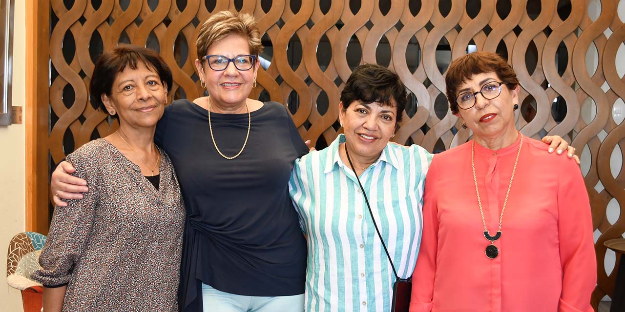 Fotos: Rubén Morales // María Eugenia Hernández, Josefina Pérez, Paty Ruiz y María Dolores Corres se reunieron para desayunar.