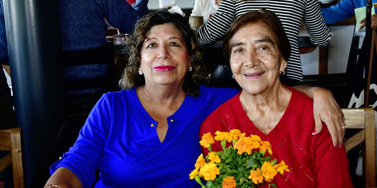 María del Rosario Cervantes y Numila Flores festejan su cumpleaños juntas.