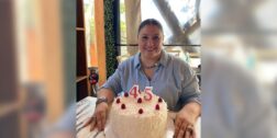 Mónica Aguilar de Castro apagó las velitas de su pastel con mucha alegría.