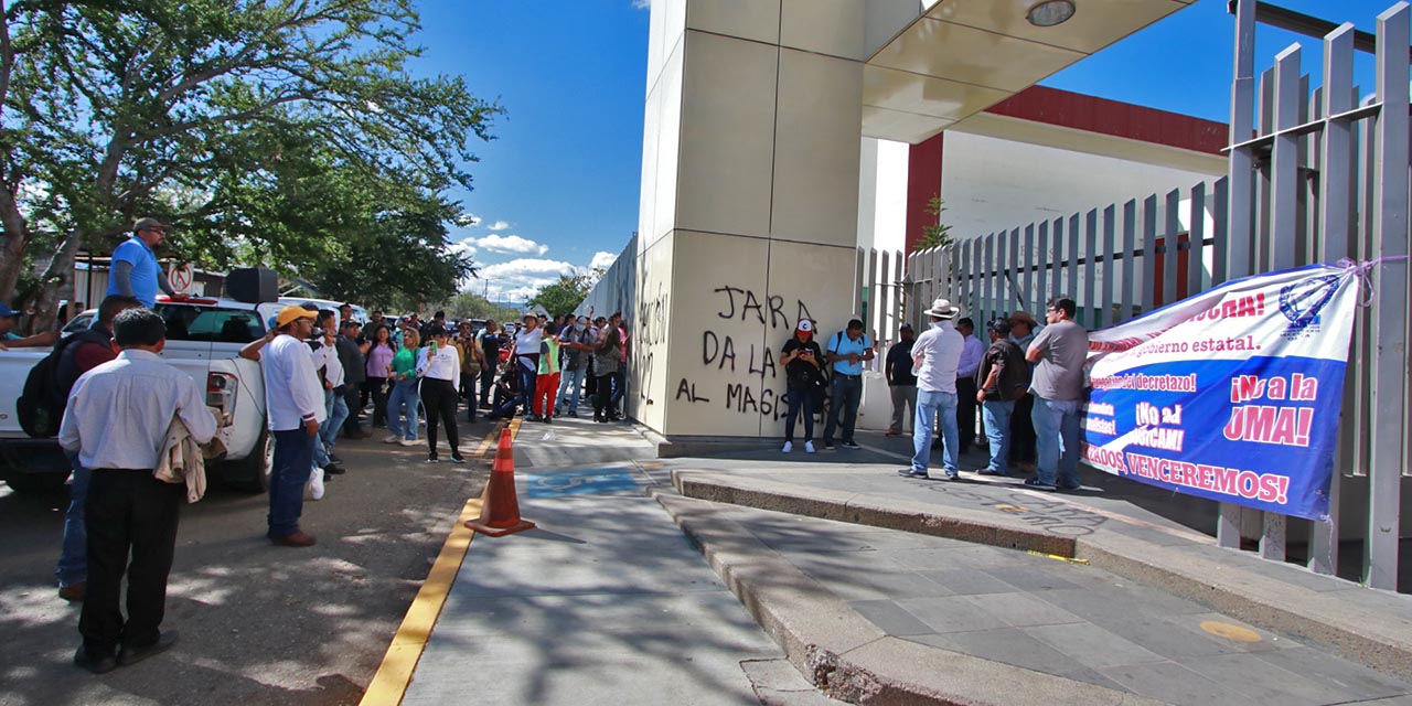Foto: Adrián Gaytán // Protestan maestros en el Congreso del Estado.