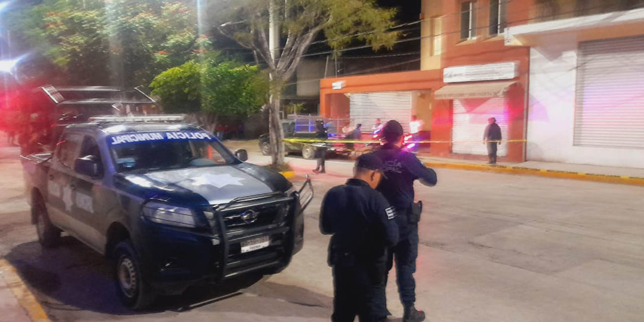 Paramédicos de Cruz Roja Mexicana trasladaron al lesionado a un hospital.
