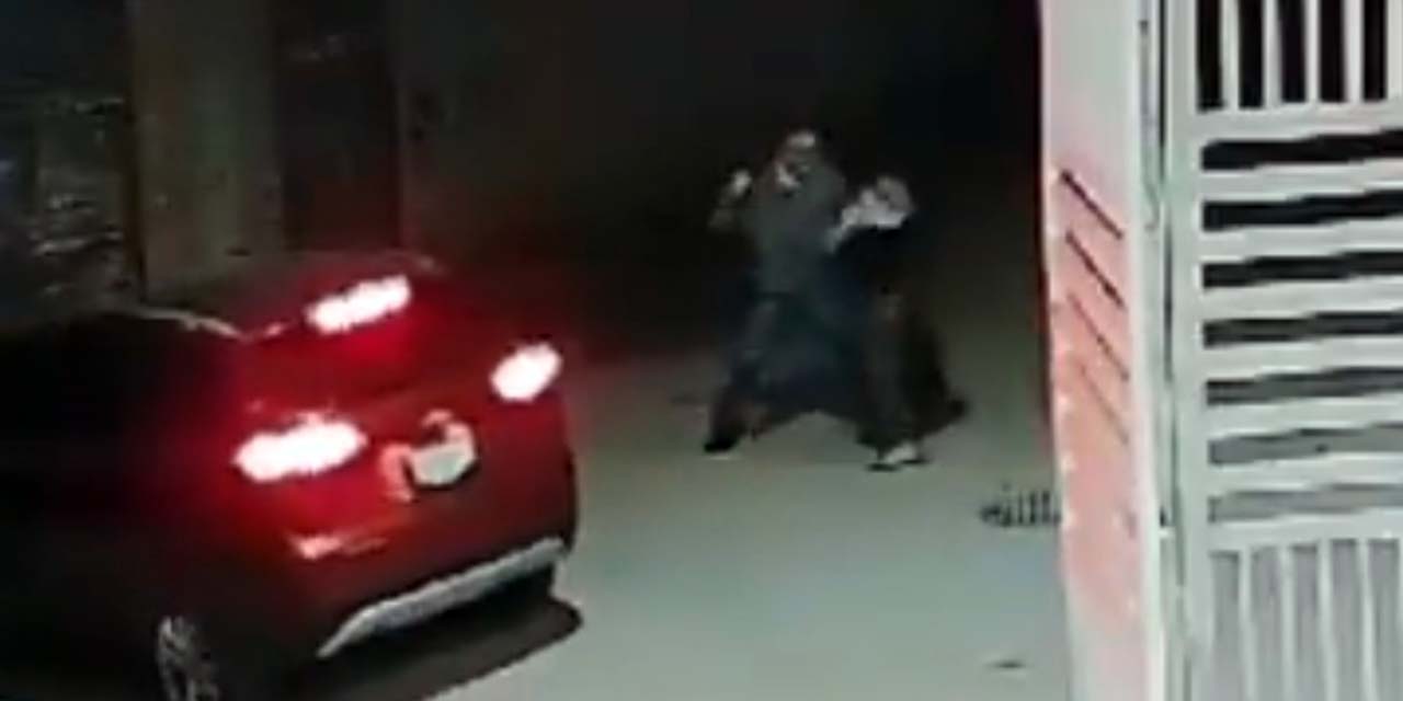 El video muestra el momento en que el presunto Policía Municipal golpea a una mujer con un palo.