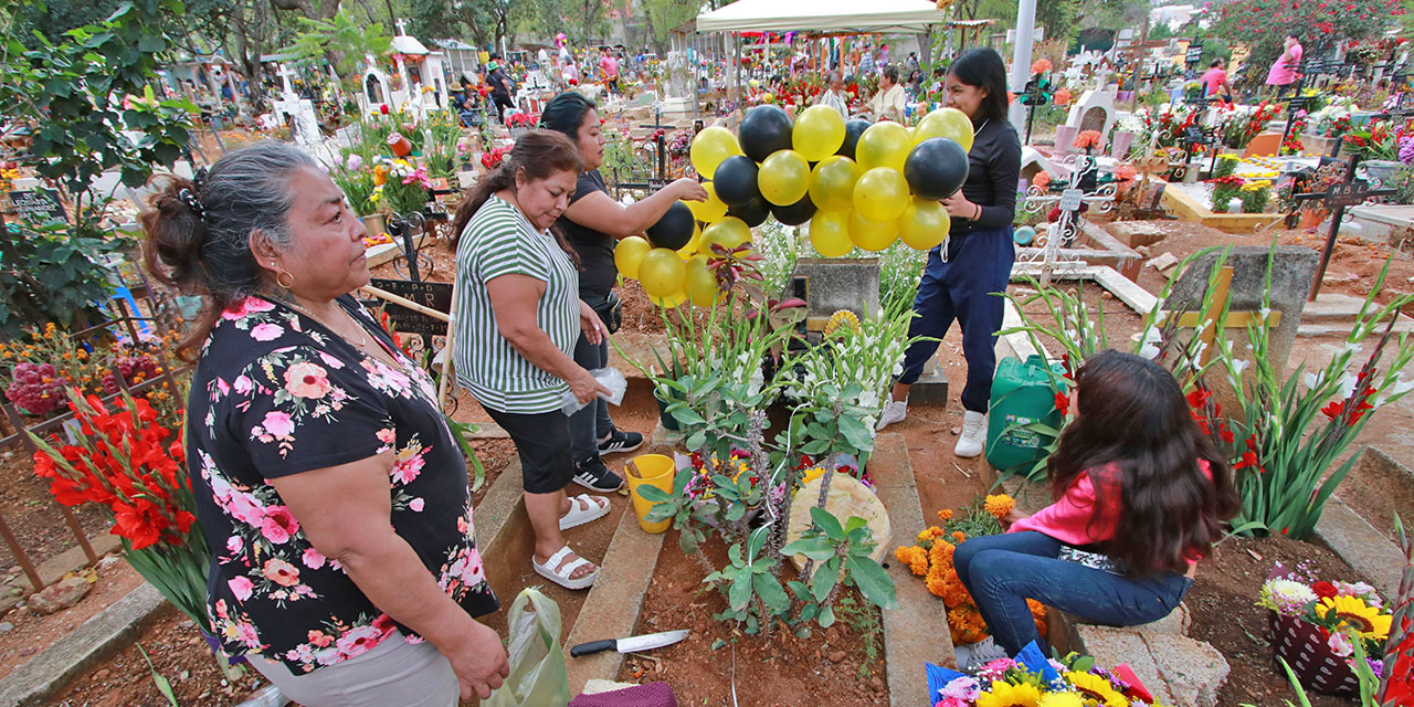 Foto: Adrián Gaytán // Una familia adorna la tumba de un menor fallecido.