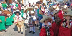 Foto: Roberto Guzmán Rojas // Vistoso desfile de la Revolución Mexicana en Ejutla de Crespo.