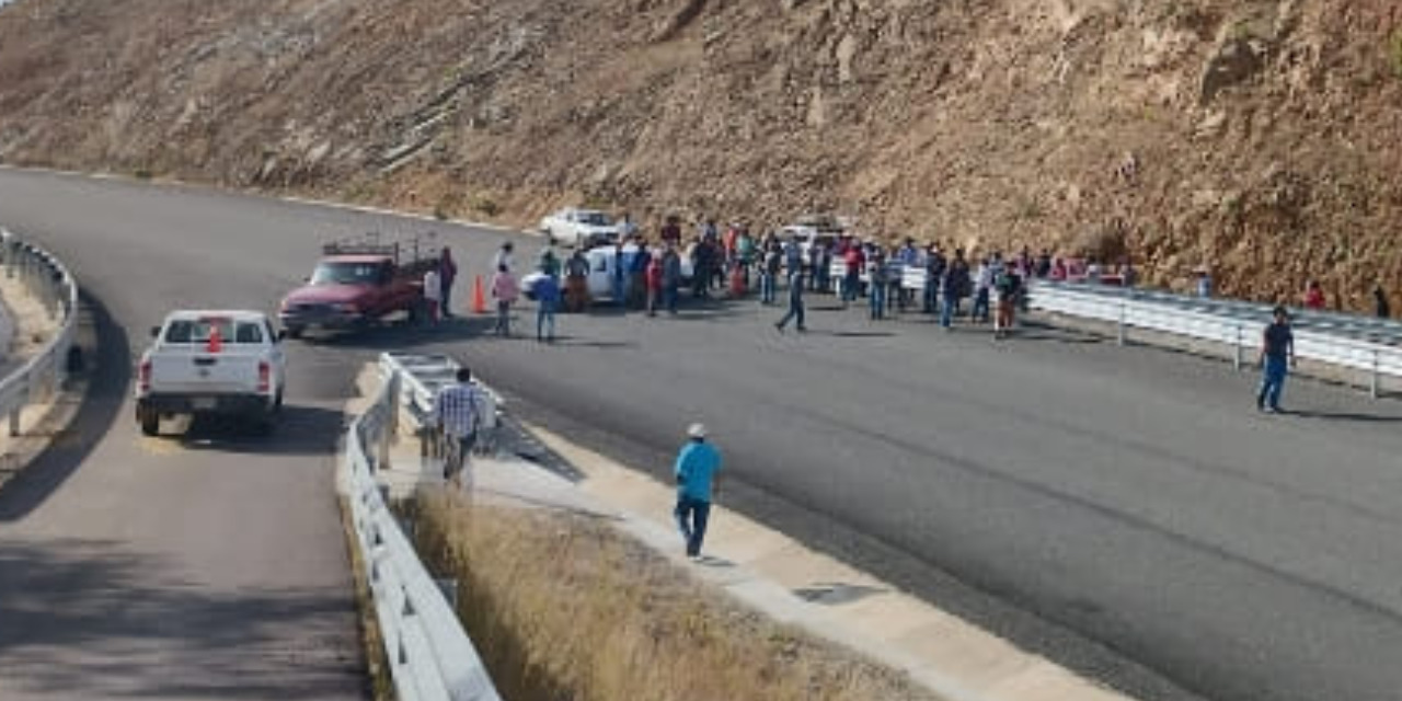 Instala Santa Catarina Coatlán bloqueo en la autopista a la Costa | El Imparcial de Oaxaca
