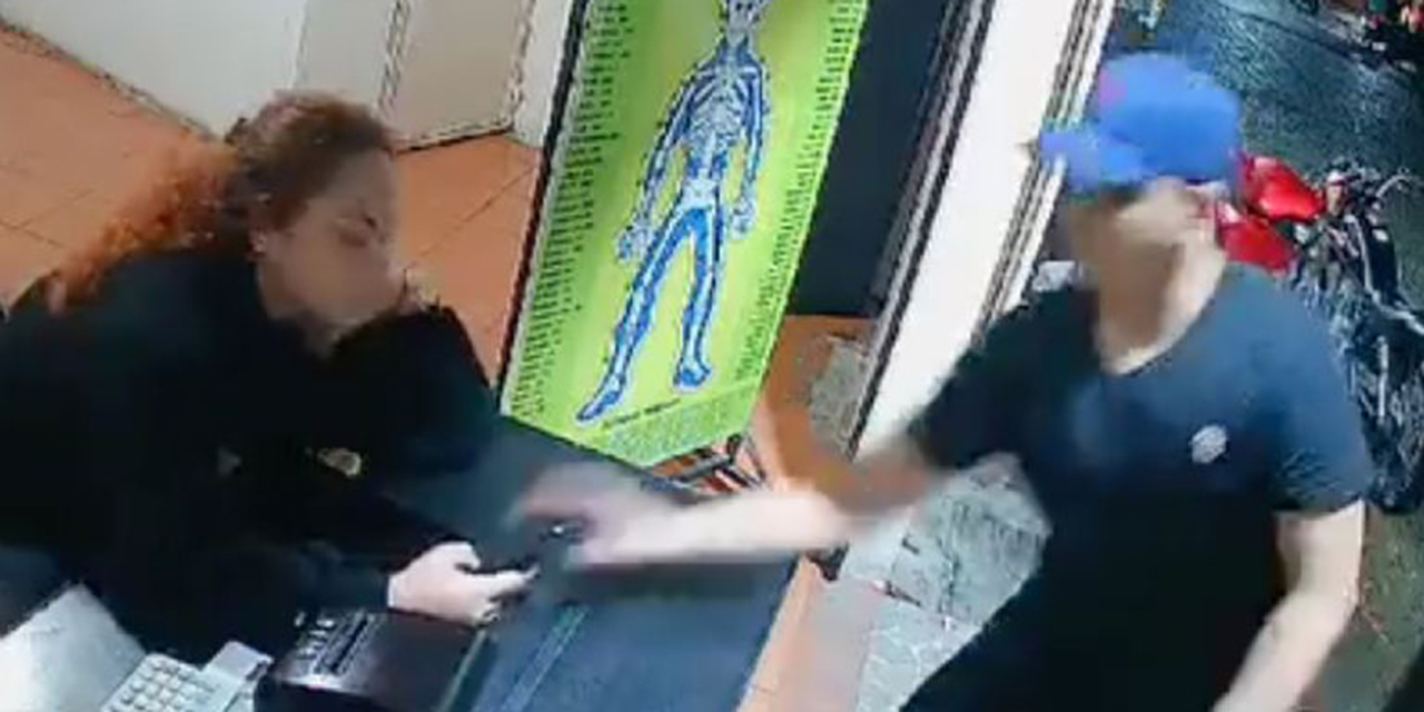 VIDEO: Le arrebatan el celular mientras veía memes