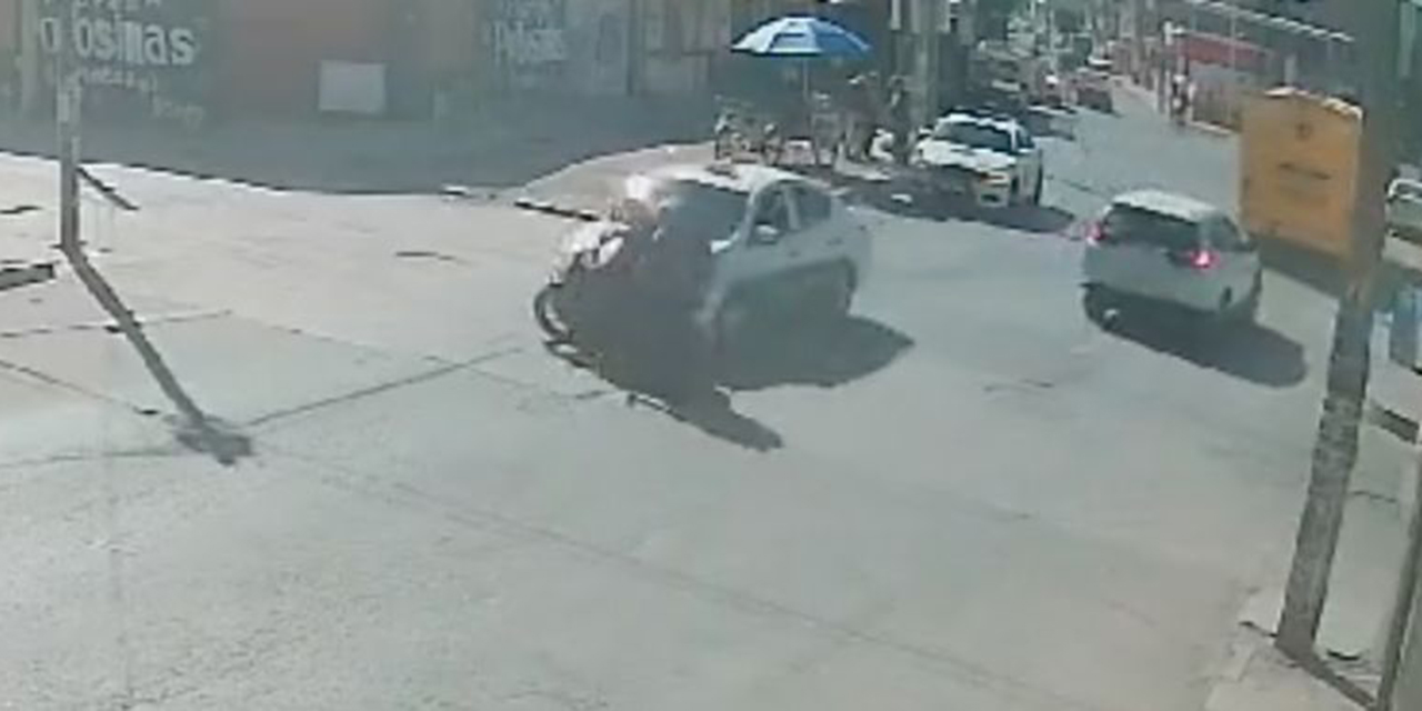 VIDEO: Taxista arrolla a familia que iba en moto | El Imparcial de Oaxaca