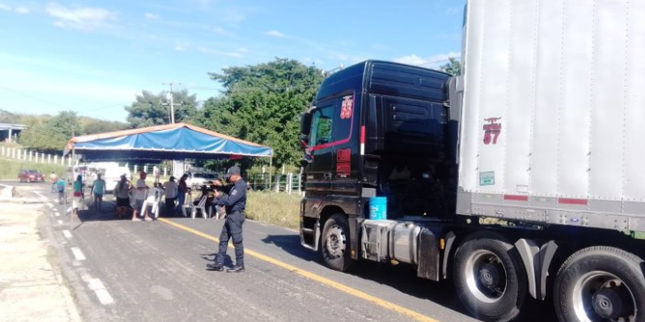 Vuelven a bloquear la Carretera Federal 200 | El Imparcial de Oaxaca