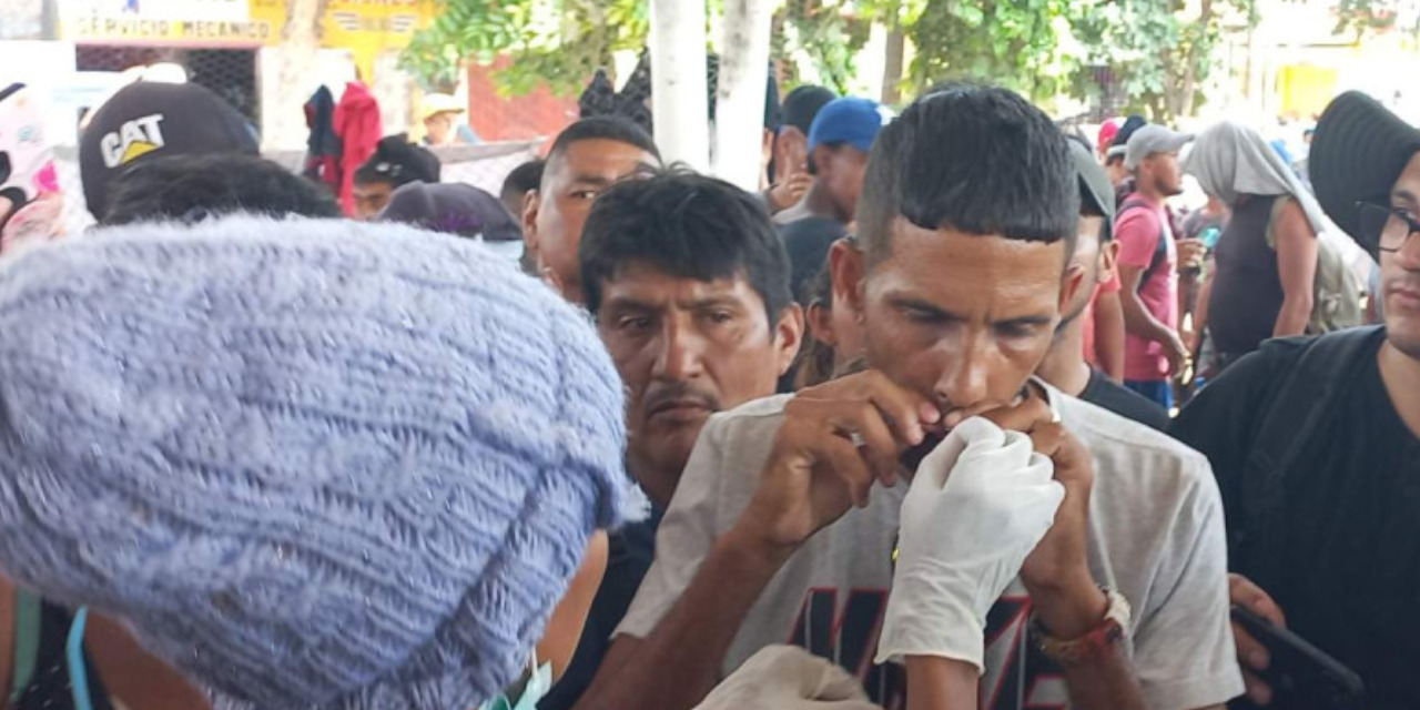 Migrantes se cosen los labios en protesta por permisos de tránsito | El Imparcial de Oaxaca