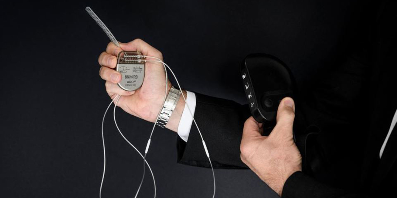 Parkinson: Implante devuelve a hombre la capacidad de andar
