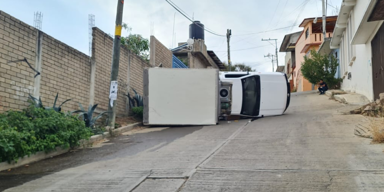 Vuelca aparatosamente camioneta de empresa privada en Xoxo | El Imparcial de Oaxaca
