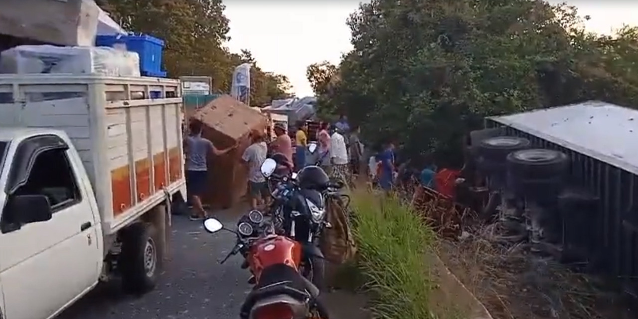 (VIDEO) Volcadura de tráiler y rapiña en Carretera Costera 200 | El Imparcial de Oaxaca
