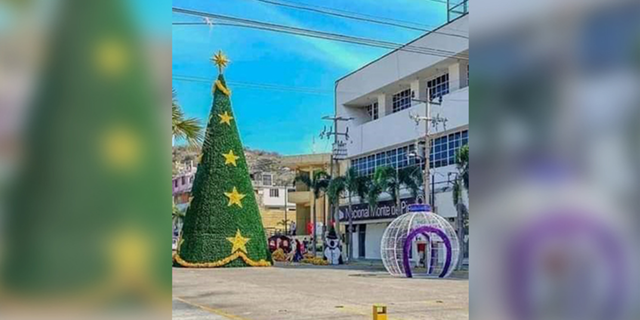 Así luce el árbol de navidad en Salina Cruz