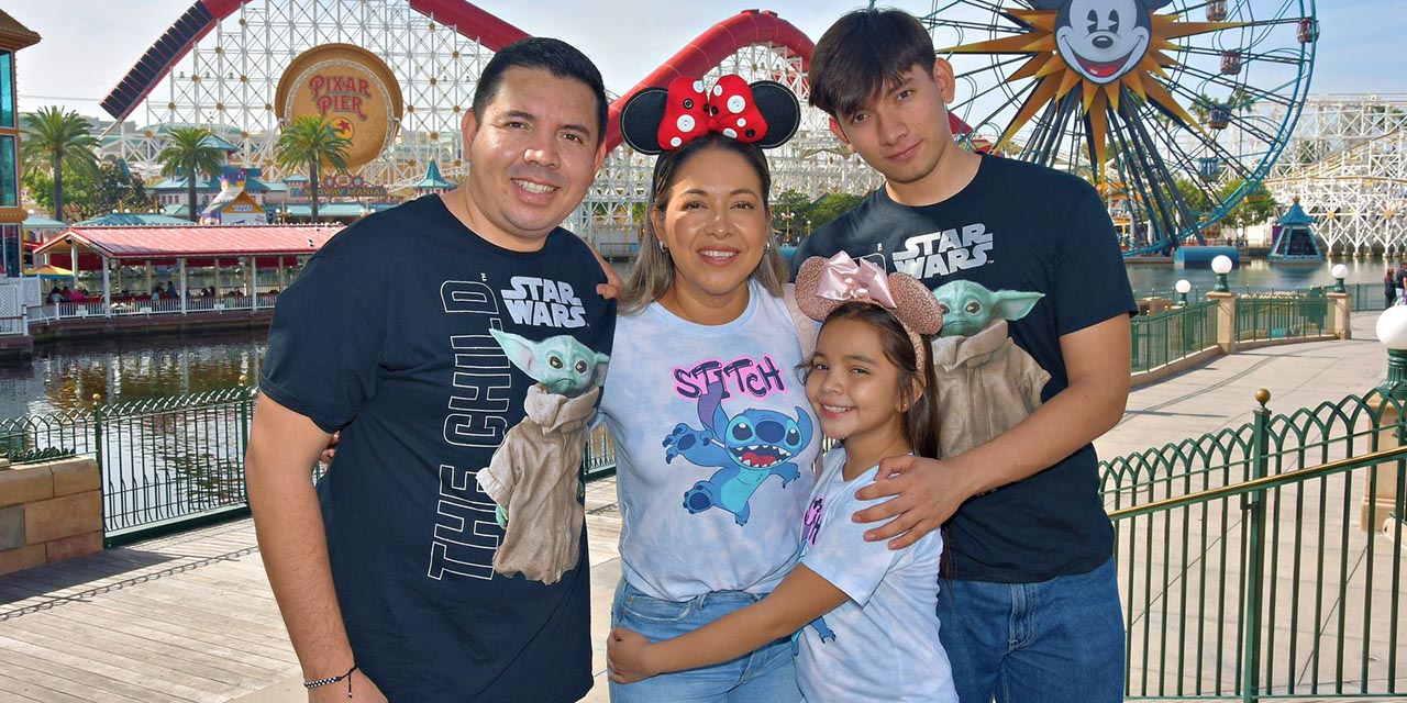 Alejandro Velasco Paredes, su esposa Ericka y sus hijos vacacionaron en Disney, EU.
