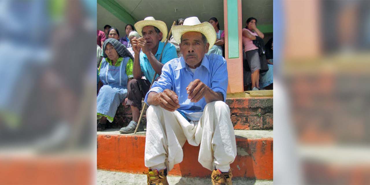Ancianos mazatecos, ya sin voz ni voto en sus municipios.