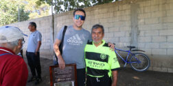 Fotos: Leobardo García Reyes // Aficionados al futbol no perdieron la oportunidad de tomarse la foto con el ex jugador profesional.