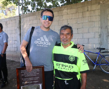 Fotos: Leobardo García Reyes // Aficionados al futbol no perdieron la oportunidad de tomarse la foto con el ex jugador profesional.
