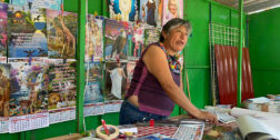 Foto: Sayra Cruz // Doña Blanca Patricia Díaz ofrece los calendarios, desde su negocio en la Central de Abasto.