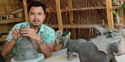 El pintor y escultor Sam Gutierrez, muy feliz en su taller en Tehuantepec.