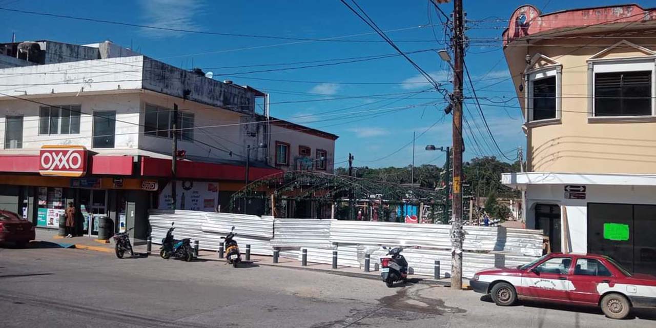 En el centro de Matías Romero se reconstruye la estación de ferrocarriles y se construye el nuevo palacio municipal.