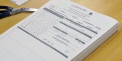 Foto: internet // Entregan calificaciones en el formato tradicional de hojas donde piden firmas de tutores