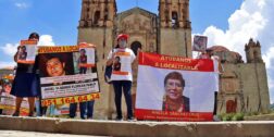 Foto: Luis Alberto Cruz // Integrantes del Colectivo Sabuesos Guerreras y familiares de víctimas de desaparición forzada en Oaxaca, durante una protesta en la explanada del templo de Santo Domingo.