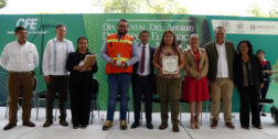 Foto: cortesía // La CFE entrega un reconocimiento especial a Compañía Minera Cuzcatlán.
