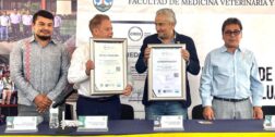 Foto: cortesía // La Facultad de Medicina Veterinaria y Zootecnia de la UABJO), recibe el documento de Acreditación de su Licenciatura.