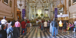 Fotos: Adrián Gaytán // La feligresía católica acudió desde este domingo a la Basílica de la Soledad.