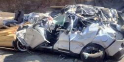 La unidad de carga trasportaba madera, la cual cayó sobre el auto compacto matando a tres miembros de una familia.