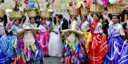 Foto: Rubén Morales // Los enamorados disfrutaron de una tradicional calenda para celebrar su matrimonio.