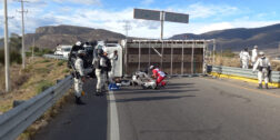 Foto: Jorge Pérez // Los militares a bordo de los otros camiones se bajaron para brindar asistencia inmediata a sus compañeros afectados.