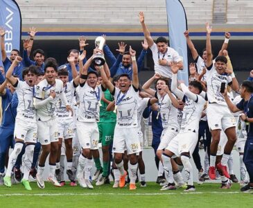 Marco Antonio, levantó el trofeo de campeones.