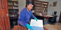 Fotos: Adrián Gaytán // Nora Cedeño, directora del Archivo Histórico Municipal, mostró algunos documentos y carteles de las ediciones.