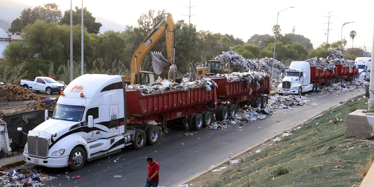 Foto: Adrián Gaytán // Para enfrentar la crisis de la basura, el municipio de Oaxaca de Juárez gastó al menos 250 millones de pesos este año que termina.