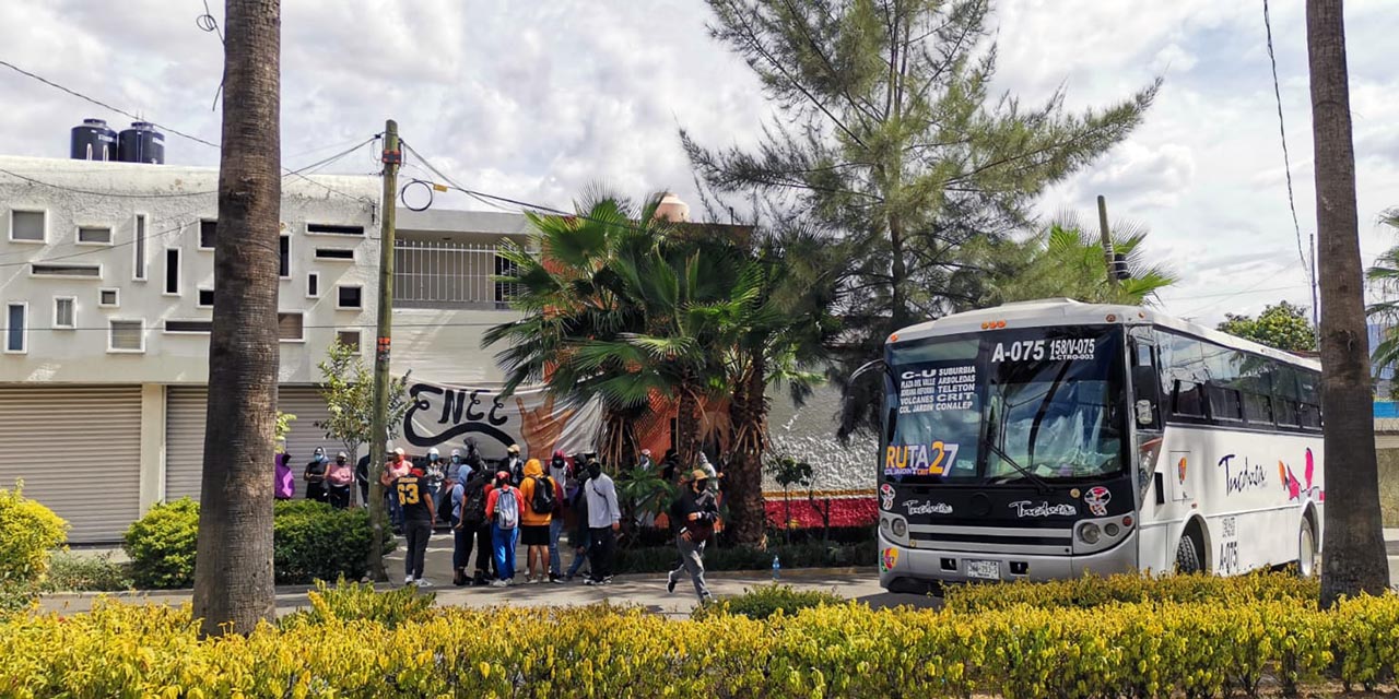 Foto: Jesús Santiago // Por segundo día consecutivo, normalistas toman oficinas del IEEPO.
