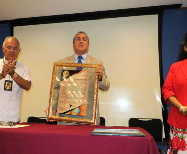 Fotos: Leobardo García Reyes // Ricardo Alarcón fue reconocido por la Comisión Iberoamericana de Derechos Humanos Oaxaca.