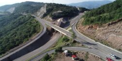 Foto: Gobierno de Oaxaca // Supercarretera a la Costa con algunos tramos inconclusos.