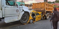 Una pipa de 10,000 litros aplastó al taxi contra un camión volteo sobre la calzada Niños Héroes de Chapultepec.