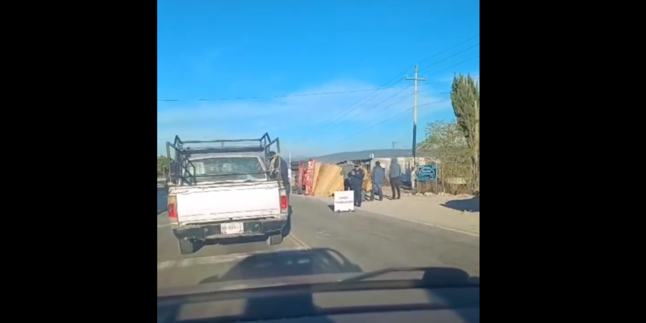Vuelca camión por sobre carga en la Mixteca | El Imparcial de Oaxaca