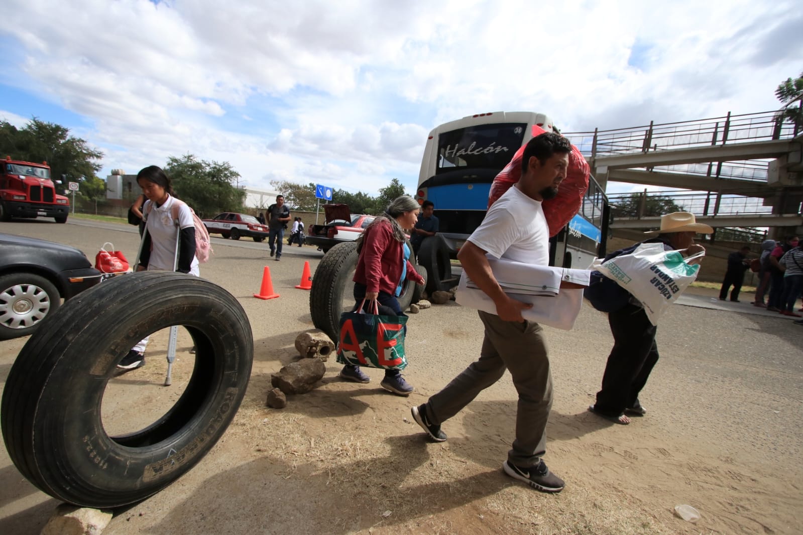 Con bloqueo, exigen escuela en Zimatlán
