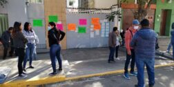 Foto: El Imparcial de Oaxaca // Integrantes de la S-59 colocaron mantas y pancartas en los principales accesos de las oficinas administrativas del IEEPO.