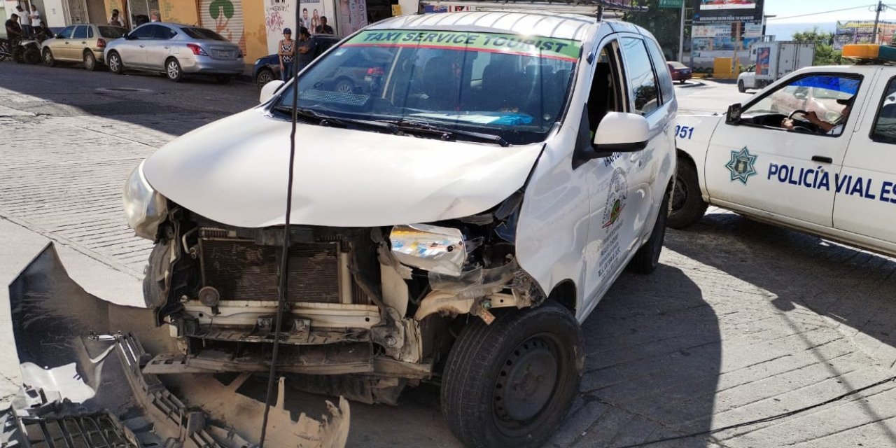 Taxi turístico atropella a familia en motoneta | El Imparcial de Oaxaca