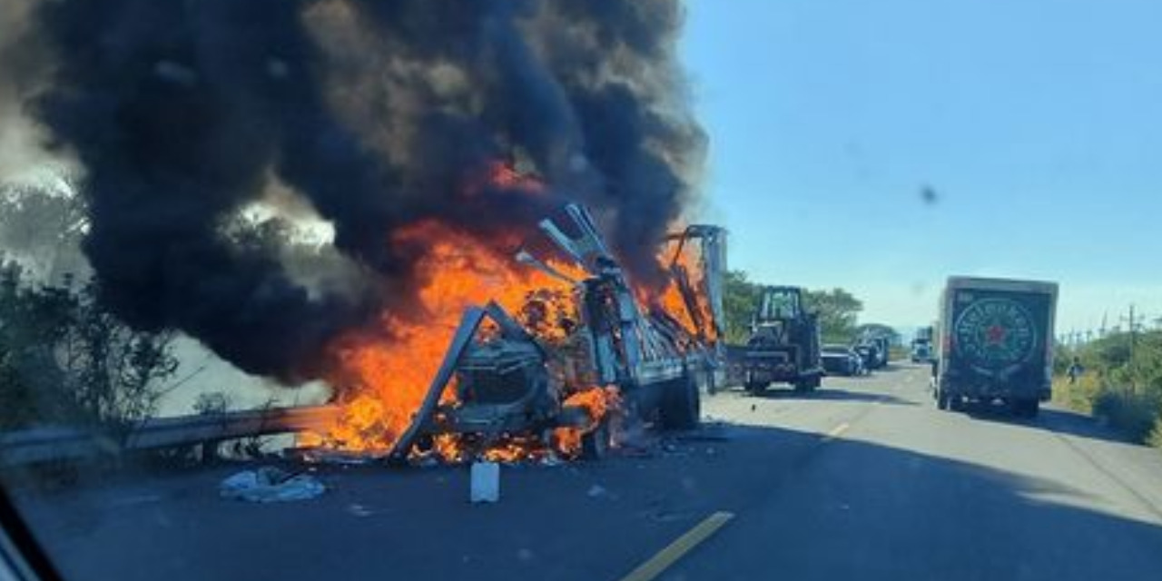 Se incendia camión torton y queda hecho cenizas en el Istmo | El Imparcial de Oaxaca