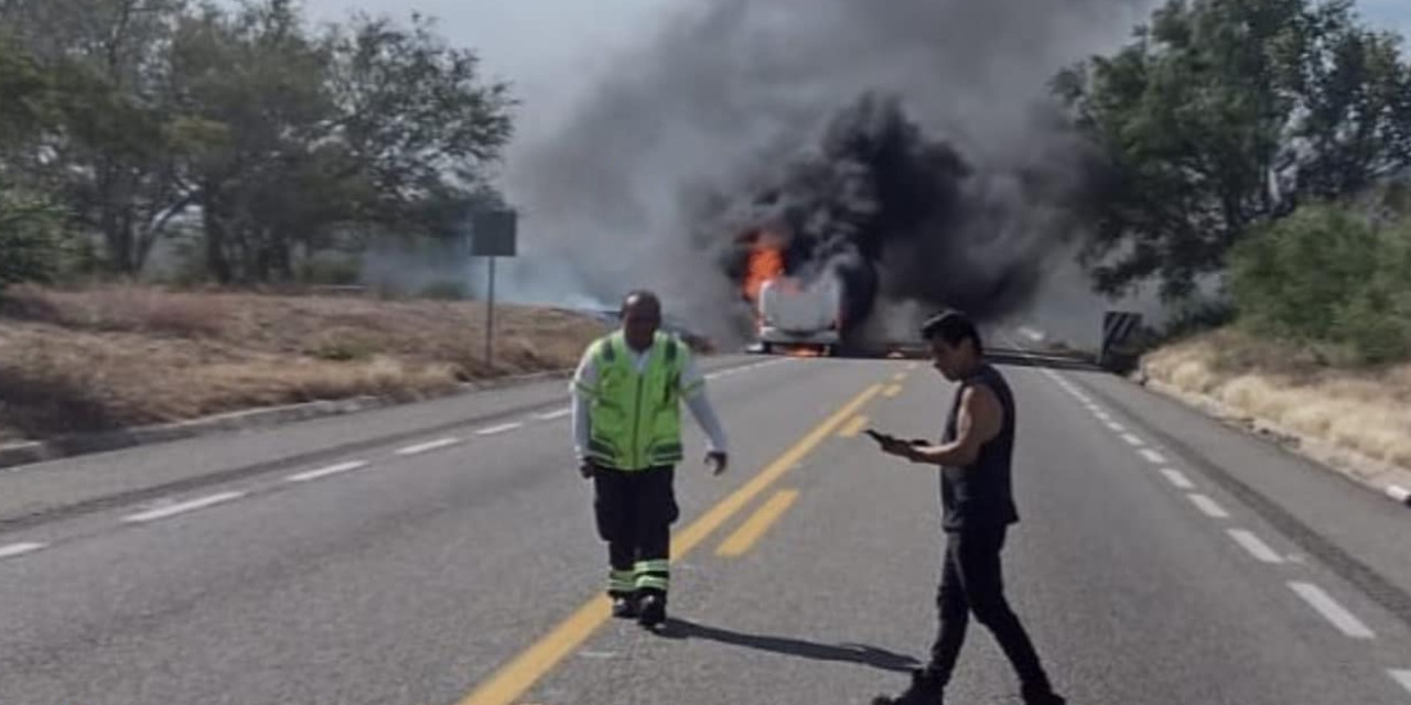Voraz incendio consume tráiler en Autopista 185D | El Imparcial de Oaxaca