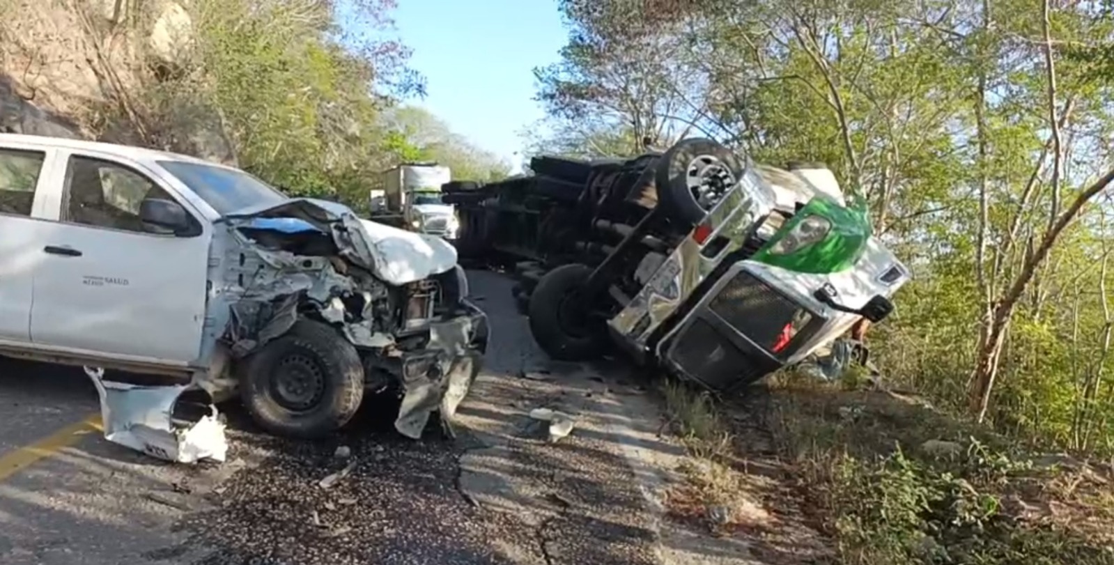 Tráiler vuelca y choca con camioneta en Carretera Federal 200 | El Imparcial de Oaxaca