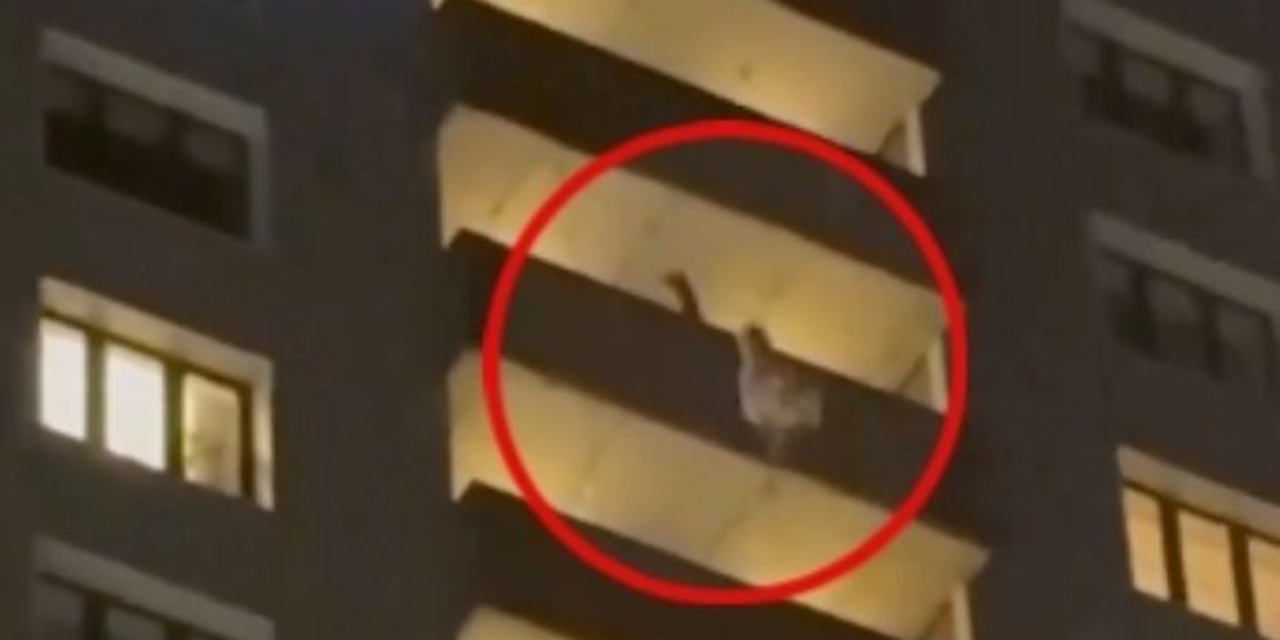 Cae hombre vestido de Santa Claus de piso 24 en Rusia